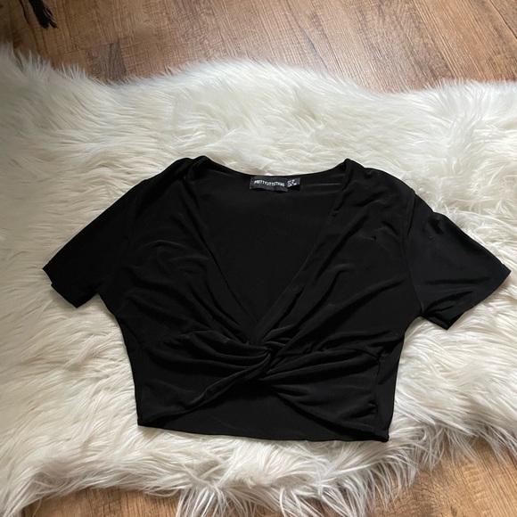 PRETTYLITTLETHING Twist Front Short Sleeve Crop Top - Picture 2 of 3